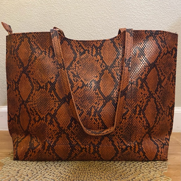 🆕NEW!🛍 Large Snakeskin Embossed Tote - Picture 4 of 6